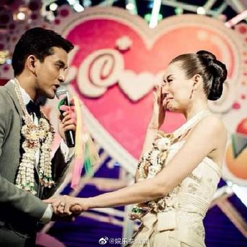 Poh Natthawut与Aey Pornthip结婚十周年，晒婚礼照甜蜜庆祝