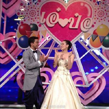 Poh Natthawut与Aey Pornthip结婚十周年，晒婚礼照甜蜜庆祝