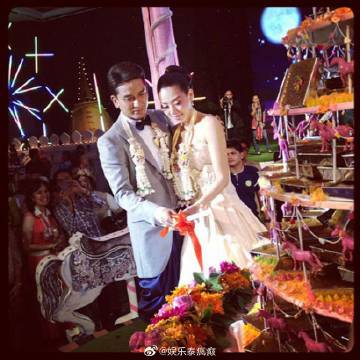 Poh Natthawut与Aey Pornthip结婚十周年，晒婚礼照甜蜜庆祝