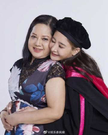 Tangmo Nida葬礼将至母亲崩溃落泪，案件进展与药物争议引关注