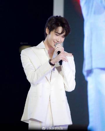 Dew Jirawat粉丝数破500万人气飙升，《流星花园》花泽类掀热潮