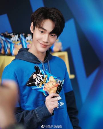 Dew Jirawat粉丝数破500万人气飙升，《流星花园》花泽类掀热潮