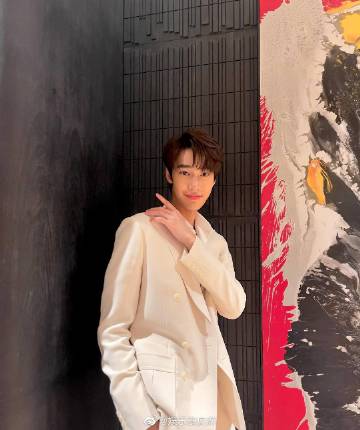 Dew Jirawat粉丝数破500万人气飙升，《流星花园》花泽类掀热潮