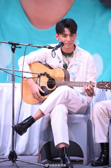 Ja Phachara与First Chalongrat合体办生日会，约定粉丝未来举办更大型活动