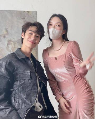 Dew Jirawat合照“被比高”真相曝光,萧泰后踩凳子引爆笑