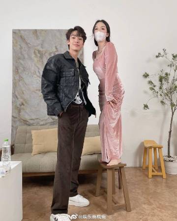 Dew Jirawat合照“被比高”真相曝光,萧泰后踩凳子引爆笑