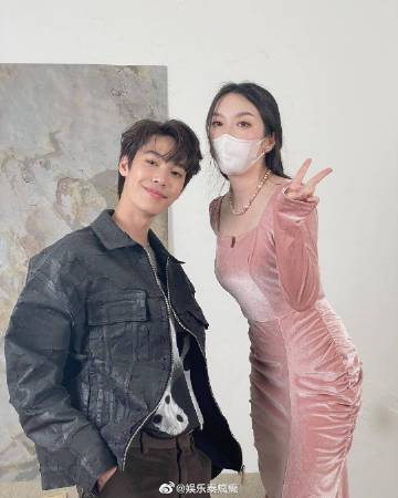 Dew Jirawat合照“被比高”真相曝光,萧泰后踩凳子引爆笑