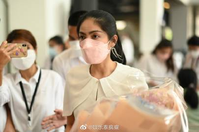 Tangmo Nida灵堂开放首日，经纪人Gatick现身痛哭后快闪离场