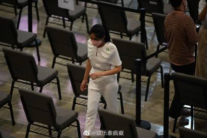 Tangmo Nida灵堂开放首日，经纪人Gatick现身痛哭后快闪离场