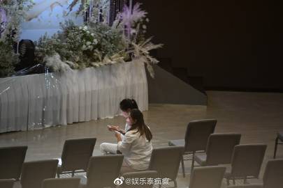 Tangmo Nida灵堂开放首日，经纪人Gatick现身痛哭后快闪离场