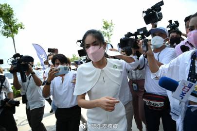 Tangmo Nida灵堂开放首日，经纪人Gatick现身痛哭后快闪离场