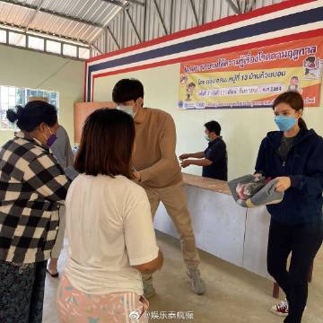 Gxxod Itthipat与Richy Oranate赴清迈山区捐物行善，崎岖山路成挑战