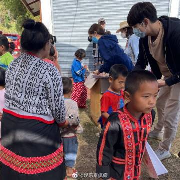 Gxxod Itthipat与Richy Oranate赴清迈山区捐物行善，崎岖山路成挑战