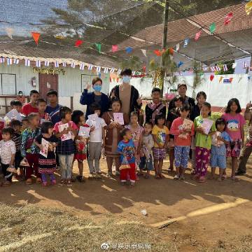 Gxxod Itthipat与Richy Oranate赴清迈山区捐物行善，崎岖山路成挑战