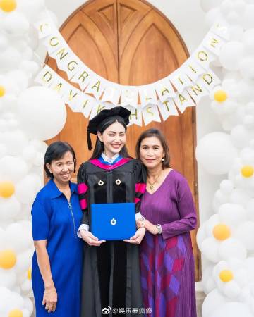 Mai Davika硕士毕业男友Ter甜蜜应援，调侃讨礼物超恩爱