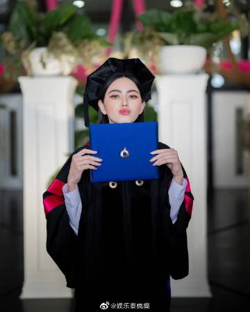 Mai Davika硕士毕业男友Ter甜蜜应援，调侃讨礼物超恩爱