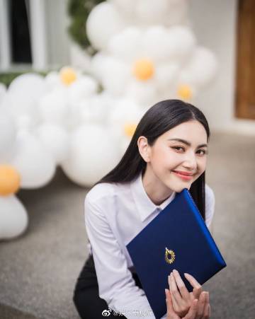 Mai Davika硕士毕业男友Ter甜蜜应援，调侃讨礼物超恩爱