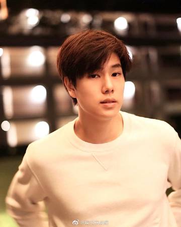 GMMTV艺人Phuwin Tangsakyuen确诊新冠轻症居家隔离