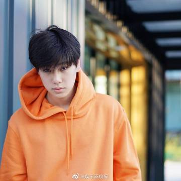 GMMTV艺人Phuwin Tangsakyuen确诊新冠轻症居家隔离