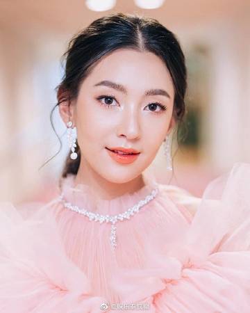 泰国东北民调公布年度娱乐人气榜：Nadech与Bella分别领跑男女主角榜 三台居电视台首位