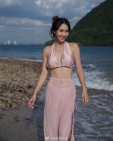 Min Pechaya晒海边性感照喊想脱单 粉丝留言盼与Weir发展恋情