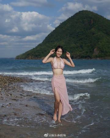 Min Pechaya晒海边性感照喊想脱单 粉丝留言盼与Weir发展恋情