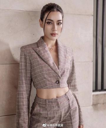 Kimberley丢包事件引发舆论争议 网友质疑媒体过度报道与名人特权