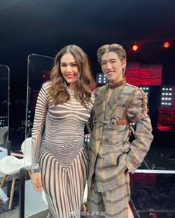 孕期Chompoo Araya罕见登台献唱同框PP Krit引惊喜 造型服装引热议被指价值不菲