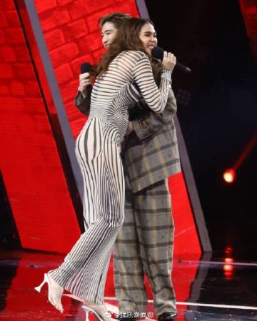 孕期Chompoo Araya罕见登台献唱同框PP Krit引惊喜 造型服装引热议被指价值不菲