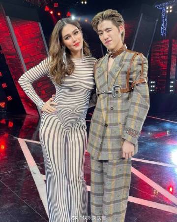 孕期Chompoo Araya罕见登台献唱同框PP Krit引惊喜 造型服装引热议被指价值不菲