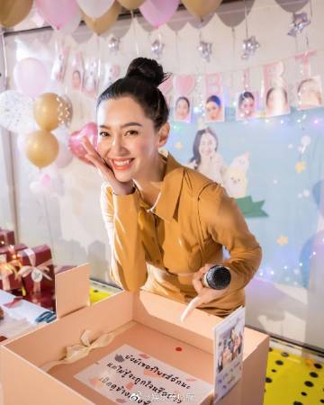 孕期Chompoo Araya罕见登台献唱同框PP Krit引惊喜 造型服装引热议被指价值不菲