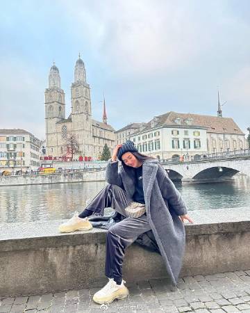 孕期Chompoo Araya罕见登台献唱同框PP Krit引惊喜 造型服装引热议被指价值不菲