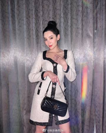 孕期Chompoo Araya罕见登台献唱同框PP Krit引惊喜 造型服装引热议被指价值不菲