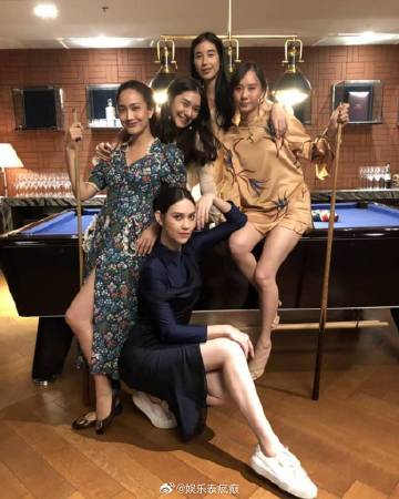 Furby姐妹帮Matt与Taew探望Mew新生女儿Marin 送满月礼物合体同框引粉丝惊喜