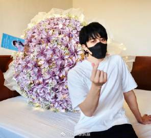 男星Mike Pirat32岁生日获多国粉丝应援 2米花墙与百辆突突车庆生引关注