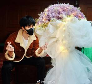 男星Mike Pirat32岁生日获多国粉丝应援 2米花墙与百辆突突车庆生引关注