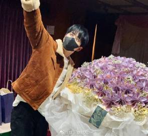 男星Mike Pirat32岁生日获多国粉丝应援 2米花墙与百辆突突车庆生引关注