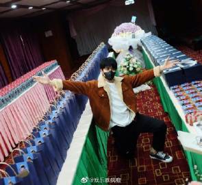 男星Mike Pirat32岁生日获多国粉丝应援 2米花墙与百辆突突车庆生引关注