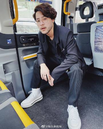 ROOM39前成员Tom Isara确诊新冠 与妻子检测后采取隔离防疫措施