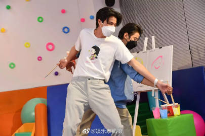 Mario Maurer与Gulf Kanawut合体出席儿童基金会活动 呼吁大众捐款助残障儿童医疗