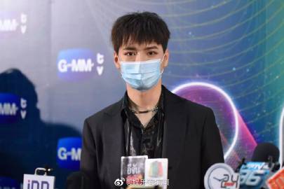 Krist Perawat首度回应车祸翻覆细节称仅受轻伤 母亲落泪劝其停驾将改用公共交通