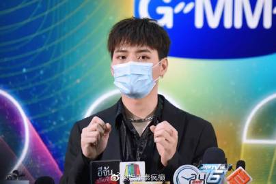 Krist Perawat首度回应车祸翻覆细节称仅受轻伤 母亲落泪劝其停驾将改用公共交通