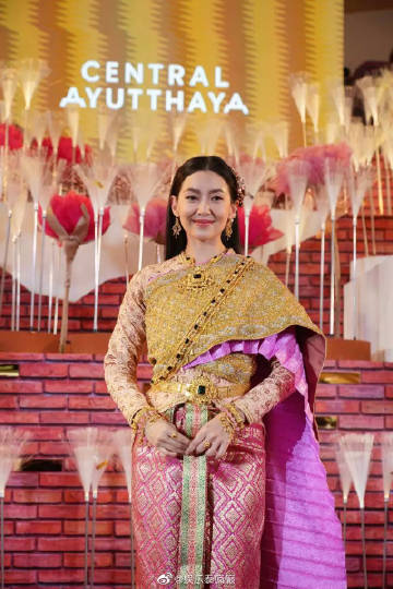 Bella证实与Weir已分手 称和平分开无第三者仍保持亲密关系