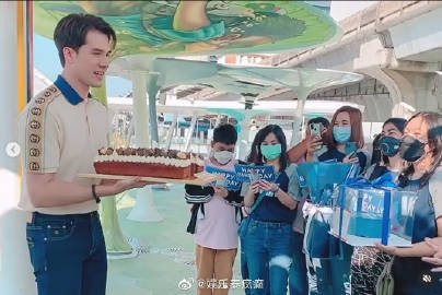 Mik Thongraya29岁生日获电视台与粉丝应援 广告屏惊喜打卡发文致谢