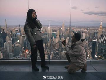 Prang Kannarun与Two Pee爱情长跑十年终获求婚成功 美国浪漫下跪求婚获祝福