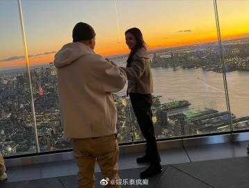 Prang Kannarun与Two Pee爱情长跑十年终获求婚成功 美国浪漫下跪求婚获祝福