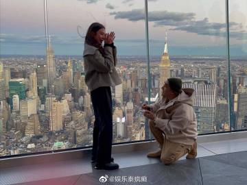 Prang Kannarun与Two Pee爱情长跑十年终获求婚成功 美国浪漫下跪求婚获祝福