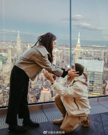 Prang Kannarun与Two Pee爱情长跑十年终获求婚成功 美国浪漫下跪求婚获祝福