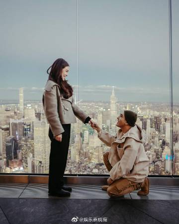 Prang Kannarun与Two Pee爱情长跑十年终获求婚成功 美国浪漫下跪求婚获祝福