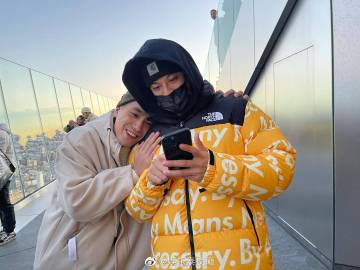 Prang Kannarun与Two Pee爱情长跑十年终获求婚成功 美国浪漫下跪求婚获祝福